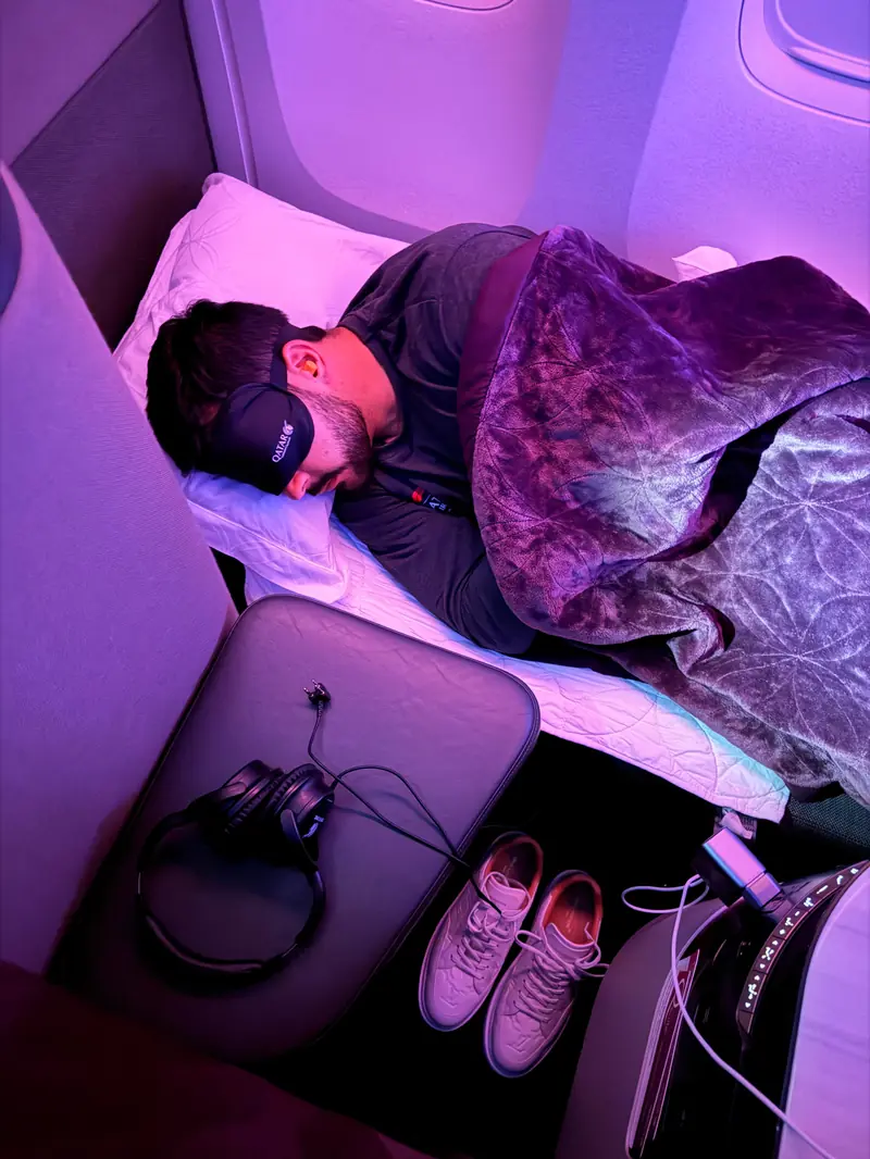 Dormindo em cama plana na classe executiva