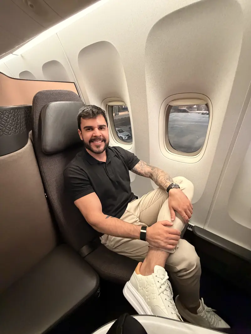 Leandro na poltrona da executiva