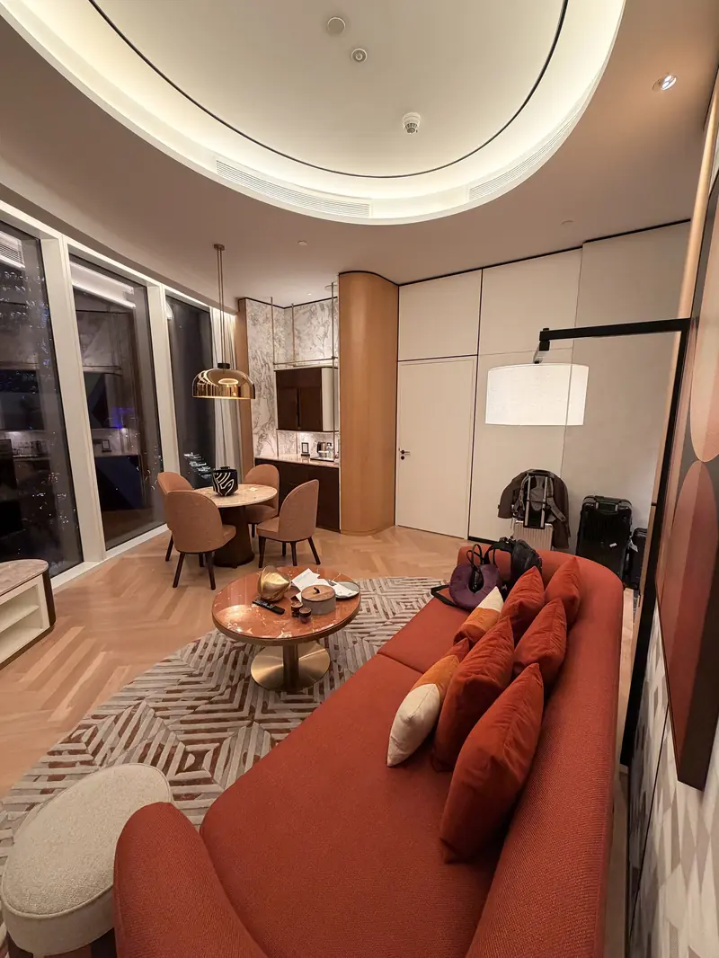 Suíte de hotel com sala de estar
