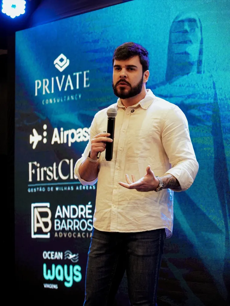 Leandro Portela palestrando em evento