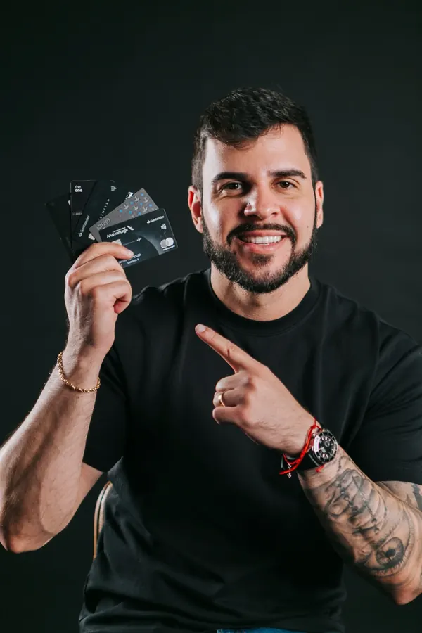 Leandro Portela com seus cartões black
