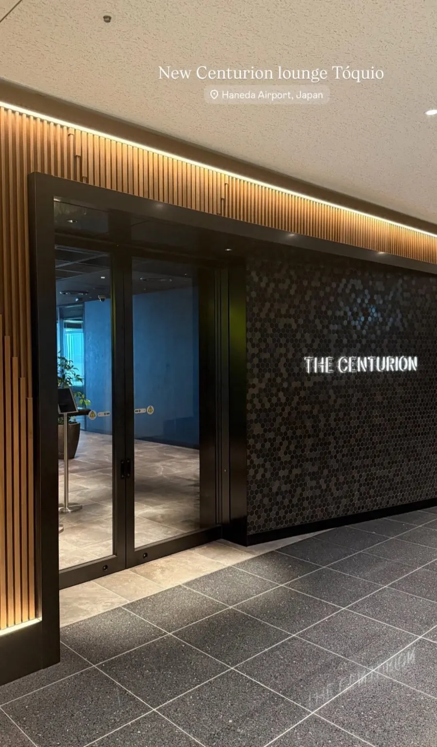 Entrada do Centurion Lounge no aeroporto de Haneda, Tóquio