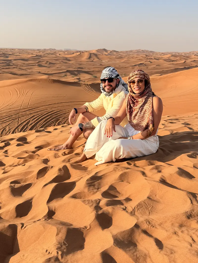 Casal no deserto de Dubai