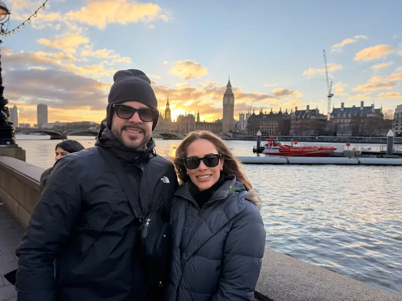 Casal em Londres com o Big Ben ao fundo