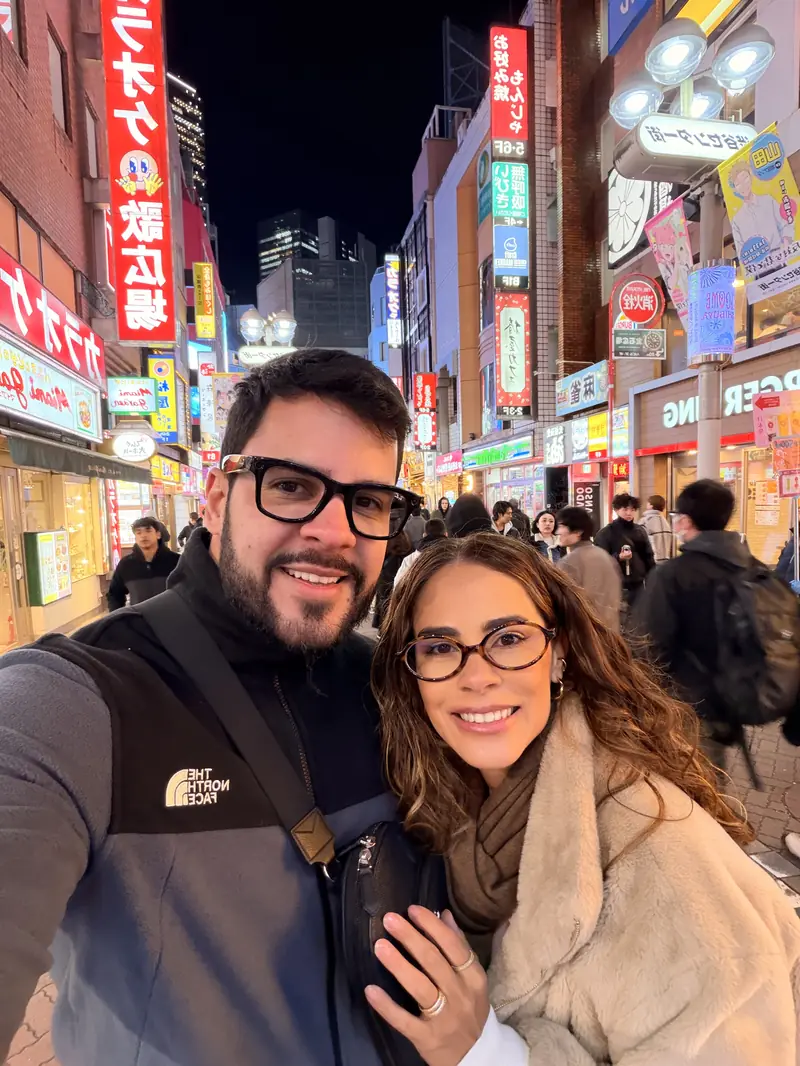 Casal em Tóquio à noite